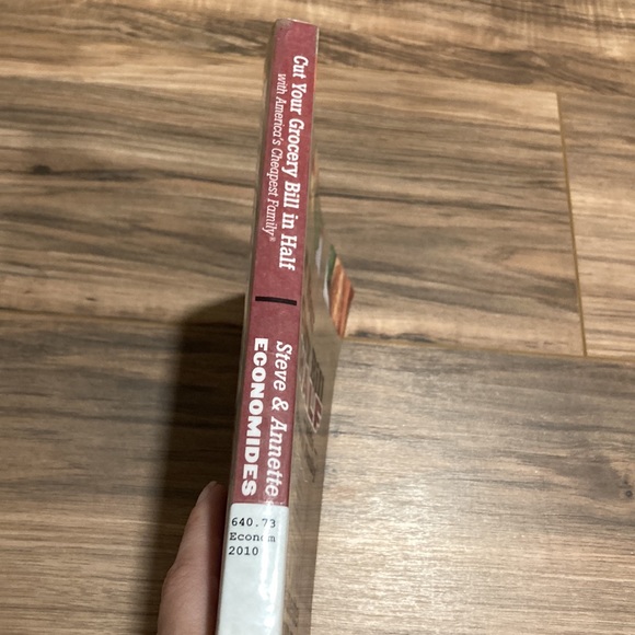 Cut your grocery bill in half with Americas cheapest family ~ used paperback - Picture 4 of 4